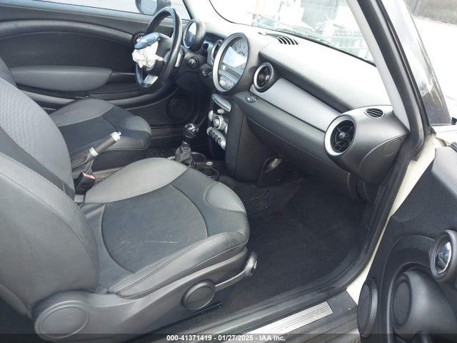 2009 MINI COOPER WMWMF33519TW73736 Photo 4