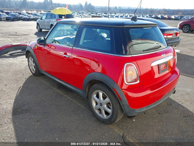 2010 MINI COOPER WMWMF3C5XATZ28033 Photo 2