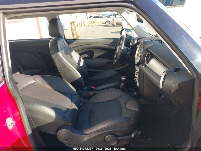 2010 MINI COOPER WMWMF3C5XATZ28033 Photo 4