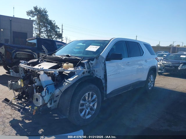 Chevrolet Traverse Ls 2018 1GNEVFKW1JJ120727 Image 2