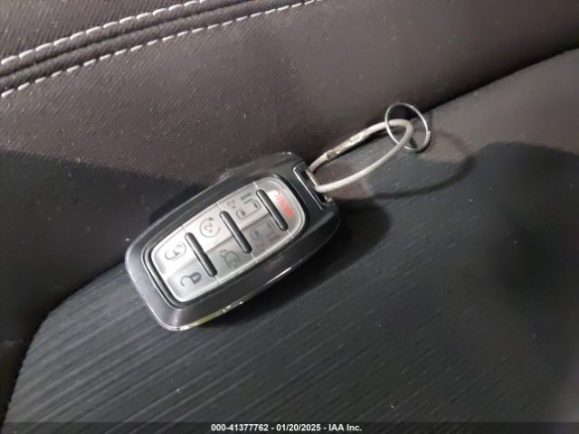 2C4RC1CG4NR211650 Chrysler Voyager Lx