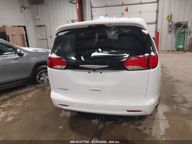 2C4RC1CG4NR211650 Chrysler Voyager Lx
