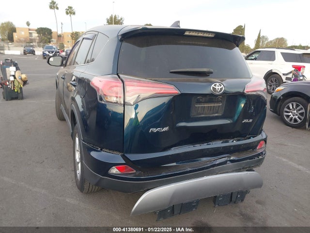 Toyota Rav4 Xle 2018 JTMWFREV2JJ151595 Image 3