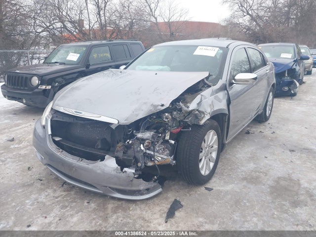 Chrysler 200 Limited 2014 1C3CCBCG5EN135028 Image 2