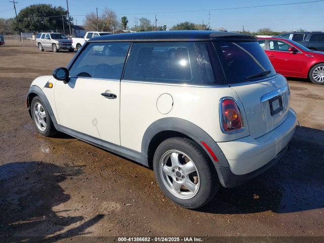 2009 MINI COOPER WMWMF33539TU70685 Photo 2