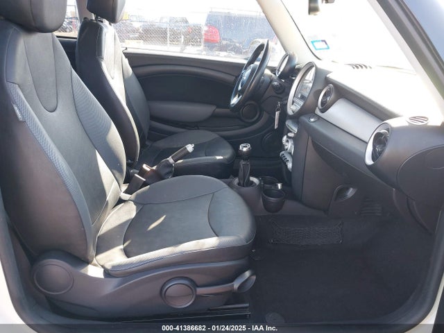 2009 MINI COOPER WMWMF33539TU70685 Photo 4