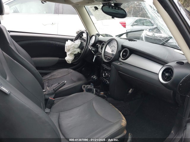 2011 MINI COOPER CLUBMAN WMWZF3C55BT188172 Photo 4