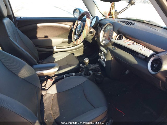 2008 MINI COOPER WMWMF33518TU68853 Photo 4