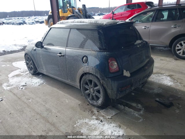 2011 MINI COOPER S WMWSV3C58BTY14334 Photo 2