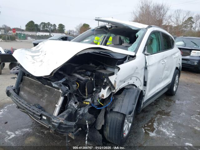 KM8J33A48HU331259 Hyundai TUCSON SE