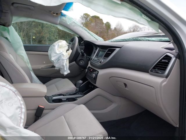 KM8J33A48HU331259 Hyundai TUCSON SE