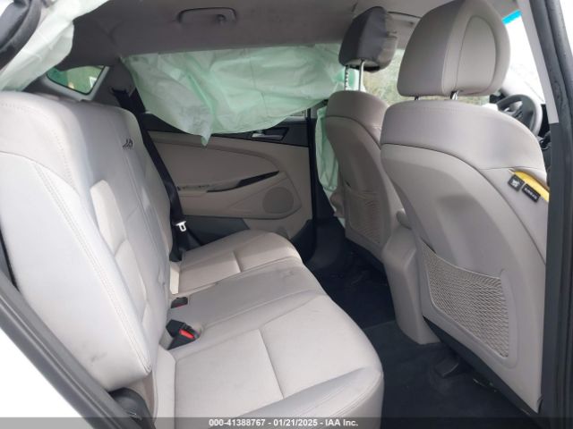 KM8J33A48HU331259 Hyundai TUCSON SE