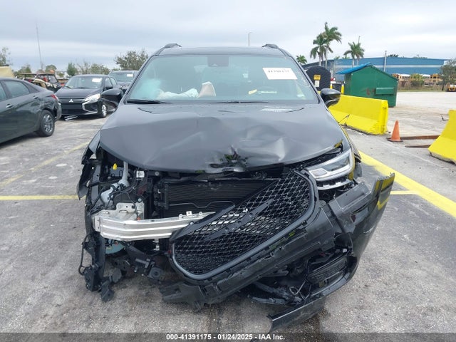 Chrysler Pacifica Limited 2025 2C4RC1GG7SR515545 Image 12