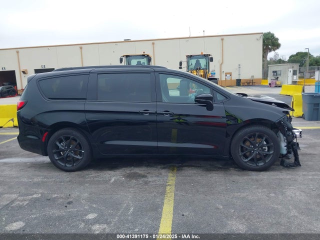 Chrysler Pacifica Limited 2025 2C4RC1GG7SR515545 Image 13