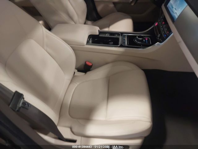2020 JAGUAR XF SAJBD4FXXLCY84820 Photo 4