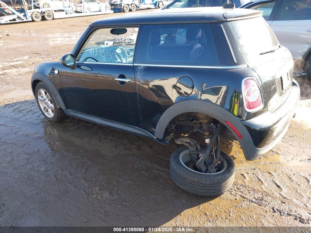 2011 MINI COOPER WMWSU3C52BT096864 Photo 2
