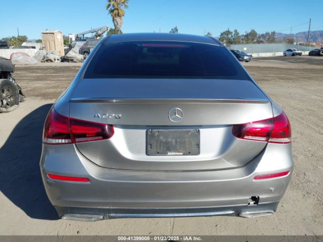 WDD3G4EBXKW021275 Mercedes-Benz A 220