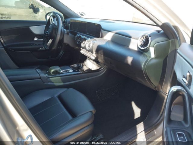 WDD3G4EBXKW021275 Mercedes-Benz A 220