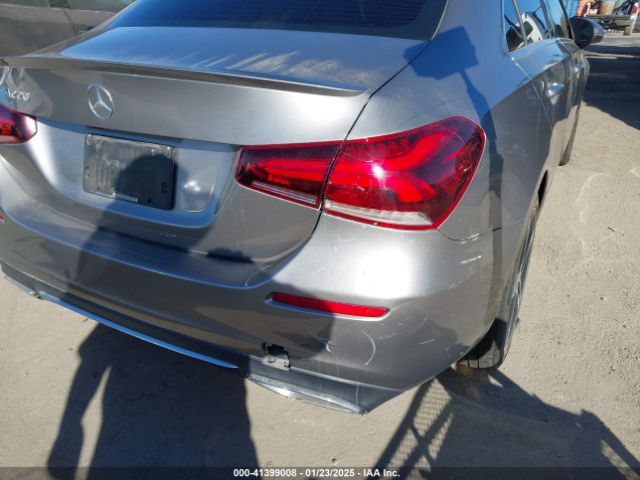 WDD3G4EBXKW021275 Mercedes-Benz A 220
