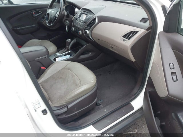 KM8JU3AG4FU058325 Hyundai TUCSON SE