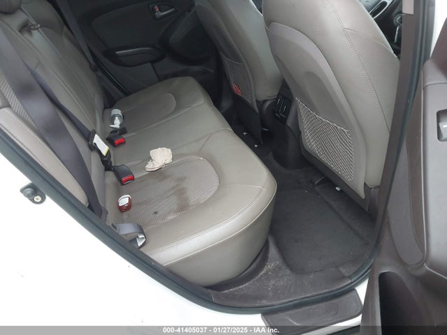 KM8JU3AG4FU058325 Hyundai TUCSON SE