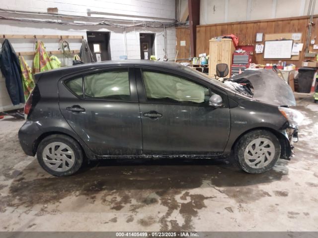 JTDKDTB33G1589717 Toyota Prius C One