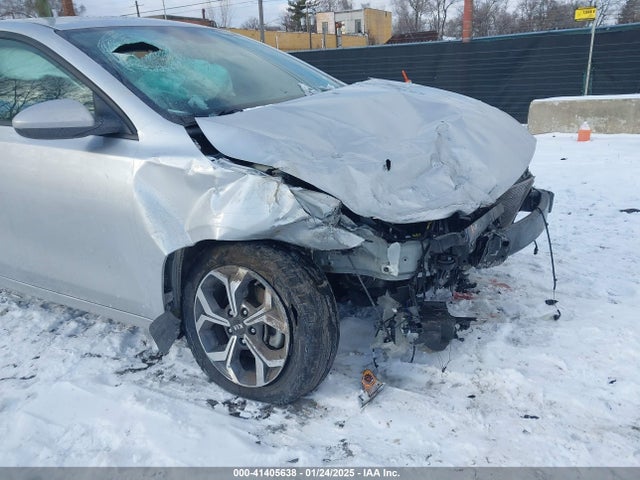 3KPF24AD5ME270044 KIA Forte Lxs