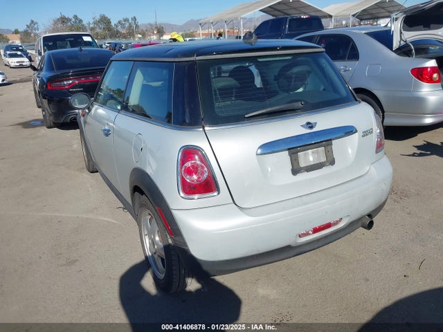 2011 MINI COOPER WMWSU3C56BT095457 Photo 2