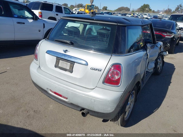 2011 MINI COOPER WMWSU3C56BT095457 Photo 3