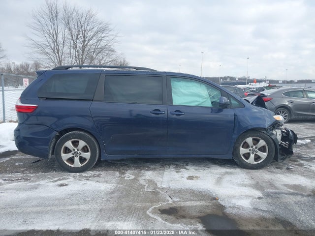 5TDKZ3DC6JS906320 Toyota Sienna Le 8 Passenger