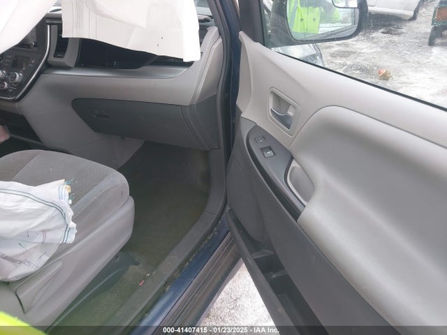5TDKZ3DC6JS906320 Toyota Sienna Le 8 Passenger