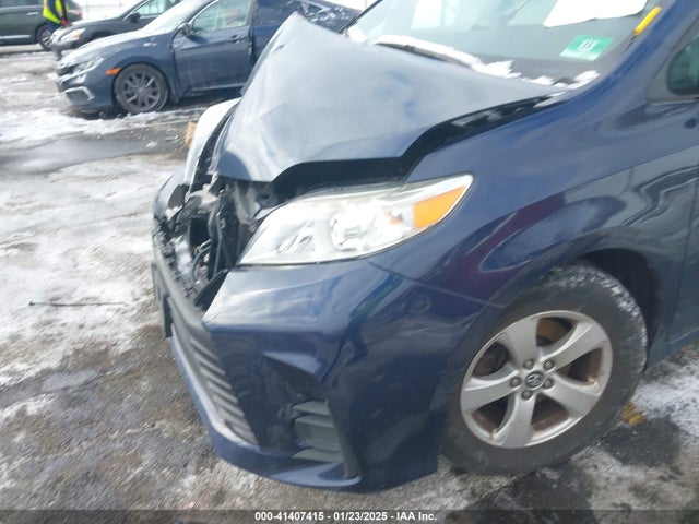 5TDKZ3DC6JS906320 Toyota Sienna Le 8 Passenger