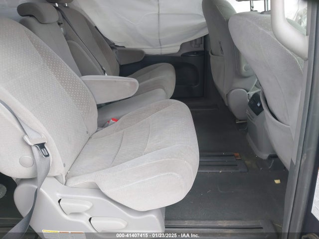 5TDKZ3DC6JS906320 Toyota Sienna Le 8 Passenger