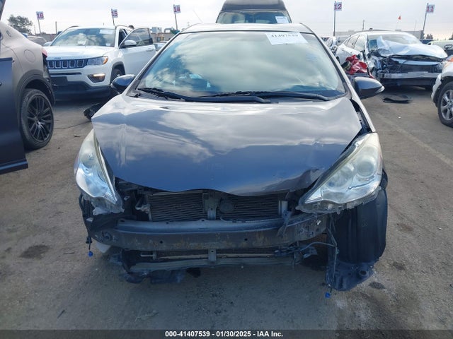 JTDKDTB30E1575075 Toyota Prius C One