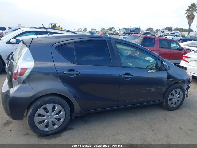 JTDKDTB30E1575075 Toyota Prius C One