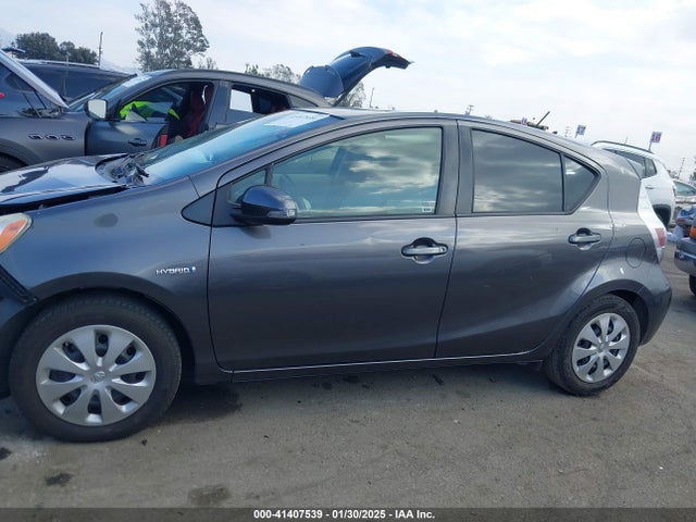 JTDKDTB30E1575075 Toyota Prius C One