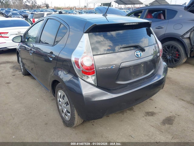 JTDKDTB30E1575075 Toyota Prius C One