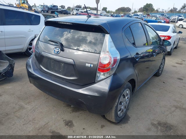 JTDKDTB30E1575075 Toyota Prius C One