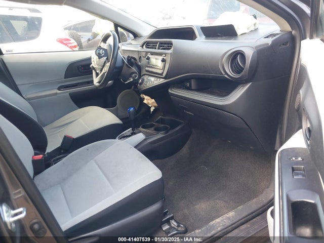JTDKDTB30E1575075 Toyota Prius C One