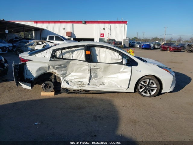 JTDKARFU5J3058321 Toyota Prius Three Touring