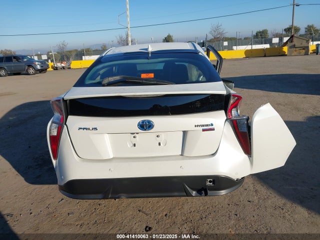 JTDKARFU5J3058321 Toyota Prius Three Touring