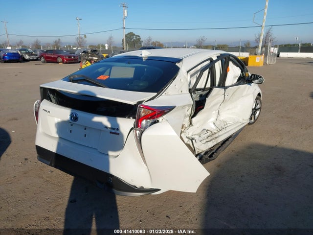 JTDKARFU5J3058321 Toyota Prius Three Touring