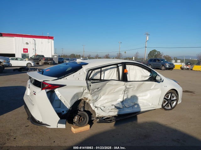 JTDKARFU5J3058321 Toyota Prius Three Touring