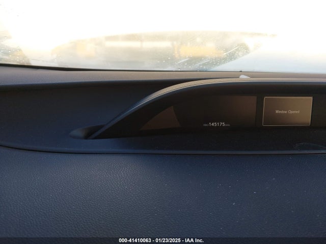JTDKARFU5J3058321 Toyota Prius Three Touring