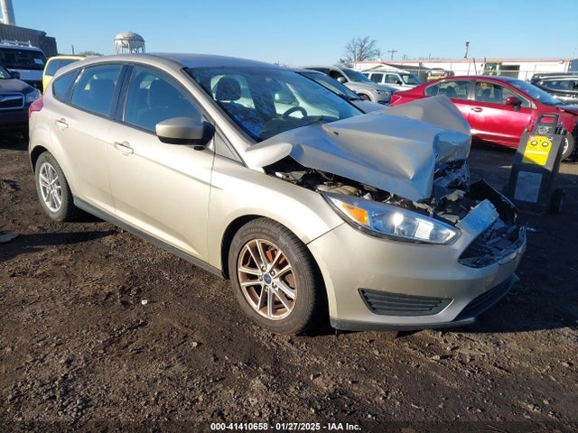 Ford FOCUS SE 2018 1FADP3K20JL263902 Image 1