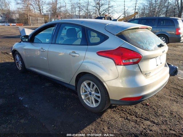 Ford FOCUS SE 2018 1FADP3K20JL263902 Image 3