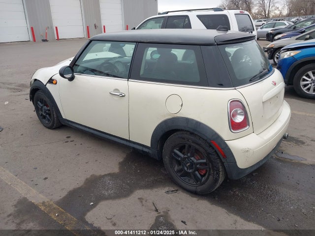 2011 MINI COOPER WMWSU3C57BTX96282 Photo 2