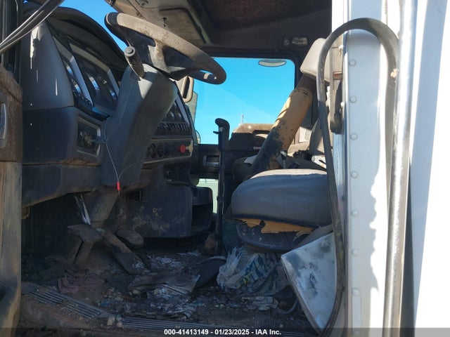 1XKWP4TX1EJ405697 Kenworth Construction W900