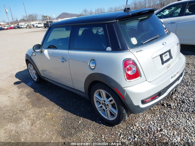 2011 MINI COOPER S WMWSV3C50BTY22993 Photo 2