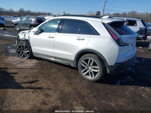 2019 CADILLAC XT4 1GYFZER49KF142425 Photo 2